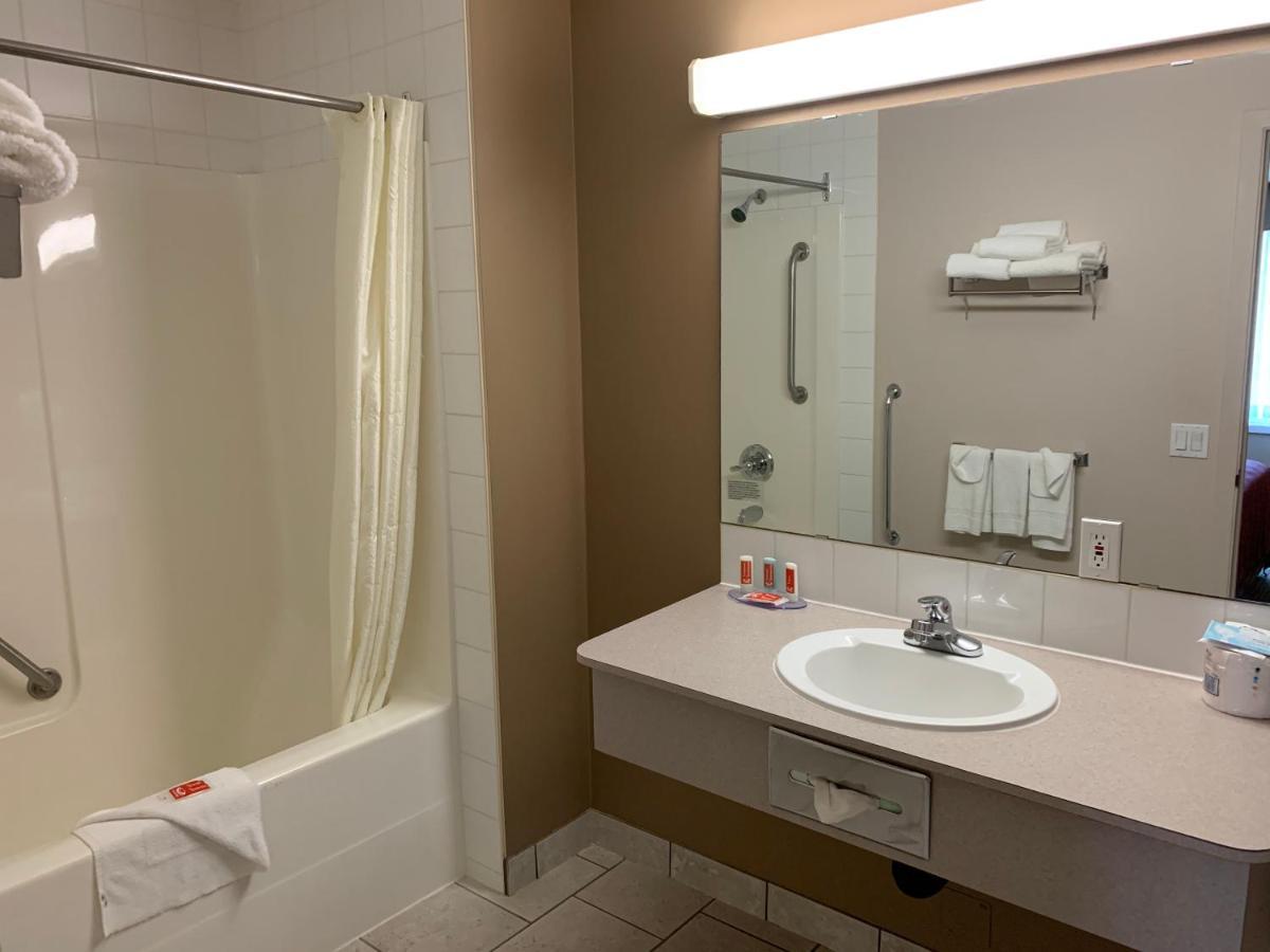 Econo Lodge Inn & Suites Lethbridge Eksteriør billede