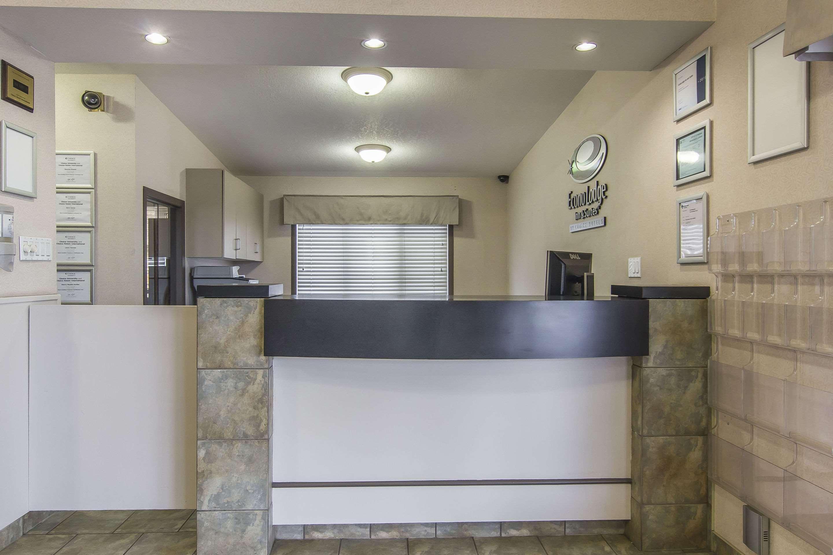 Econo Lodge Inn & Suites Lethbridge Eksteriør billede