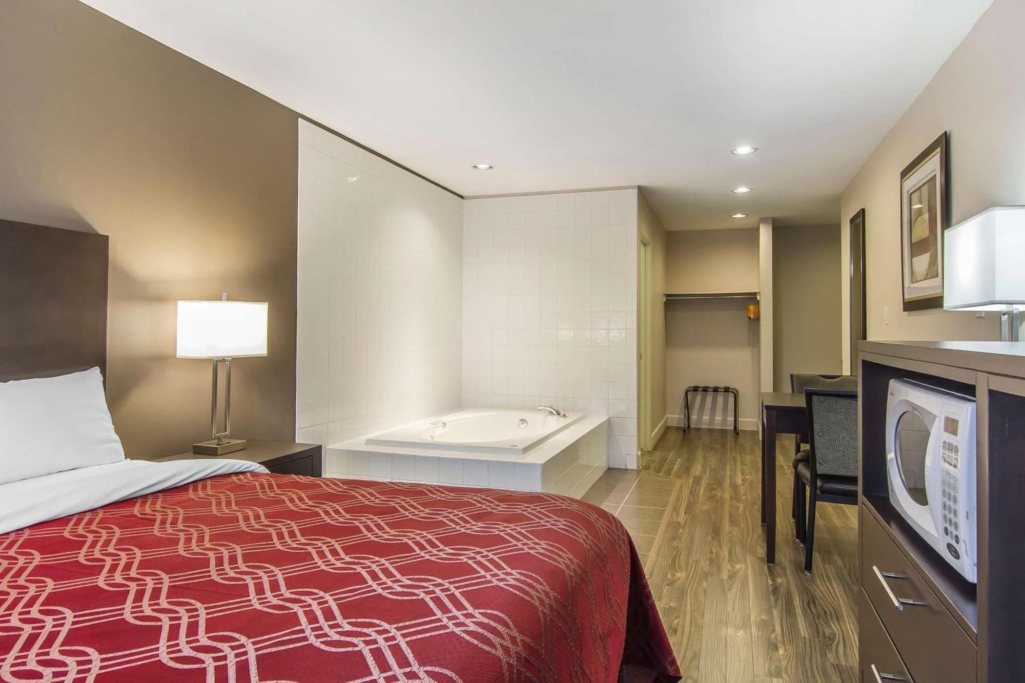 Econo Lodge Inn & Suites Lethbridge Eksteriør billede